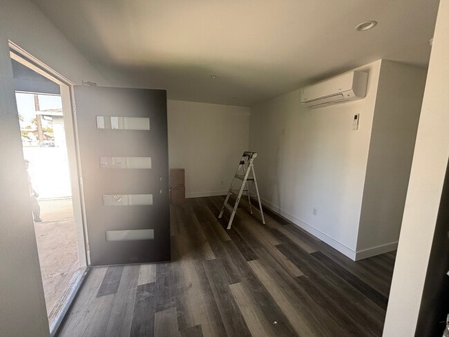 3006 S Palm Grove Ave in Los Angeles, CA - Foto de edificio - Building Photo