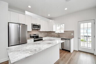 5262 Ella Blvd in Houston, TX - Building Photo - Building Photo