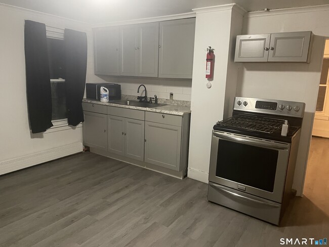 411 School St in Putnam, CT - Building Photo - Building Photo