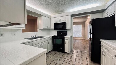 9201 Simmons Rd in Austin, TX - Building Photo - Building Photo