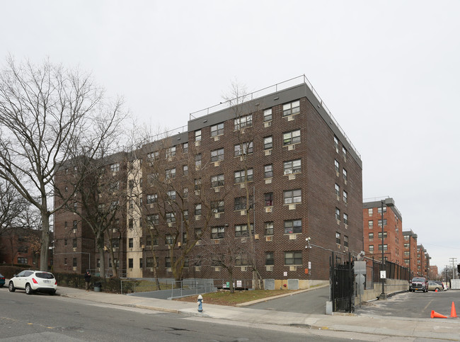 Jackson Terrace Apartments in Hempstead, NY - Foto de edificio - Building Photo