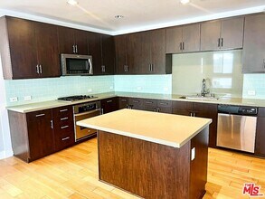 4211 Redwood Ave in Los Angeles, CA - Building Photo - Building Photo