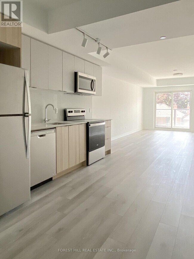 2000 Bathurst St in Toronto, ON - Building Photo - Building Photo