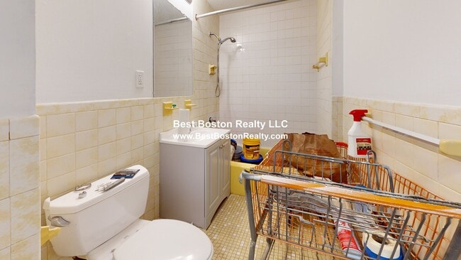 1123 Revere Beach Pkwy, Unit 302 in Revere, MA - Foto de edificio - Building Photo