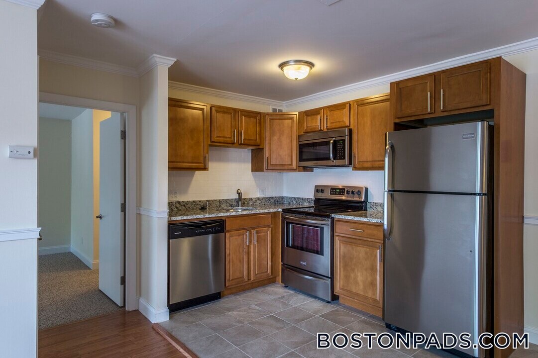8 Westgate Dr in Woburn, MA - Building Photo