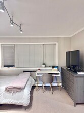 426 W Barry Ave, Unit 209 in Chicago, IL - Building Photo - Building Photo