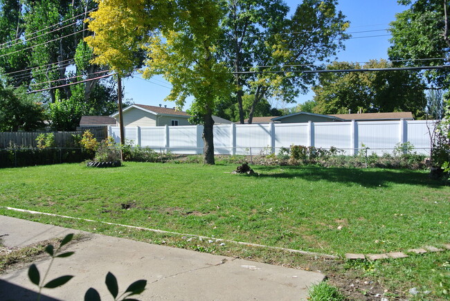 506 16th St SW in Minot, ND - Foto de edificio - Building Photo