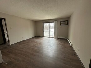 711 Meadow Ln Ct in Mount Vernon, IA - Foto de edificio - Building Photo