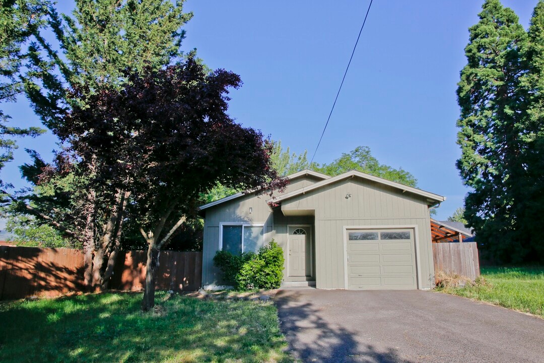 540 Clay St in Ashland, OR - Building Photo