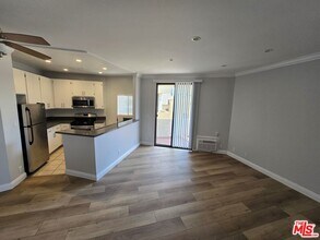 2107 Beachwood Dr in Los Angeles, CA - Building Photo - Building Photo