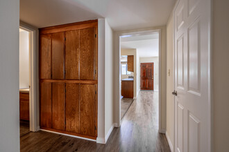 515 East Elmwood Ave in Burbank, CA - Building Photo - Interior Photo