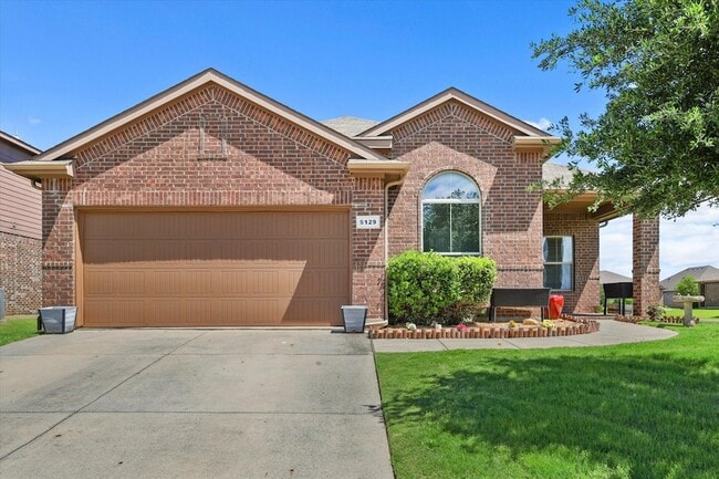 5129 Meadow Ln in Krum, TX - Building Photo - Building Photo