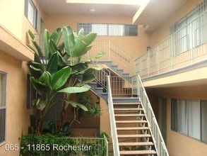 11865 Rochester Ave in Los Angeles, CA - Foto de edificio - Building Photo