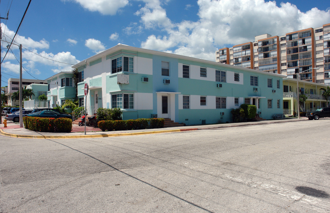 Abbott Apartments in Miami Beach, FL - Building Photo