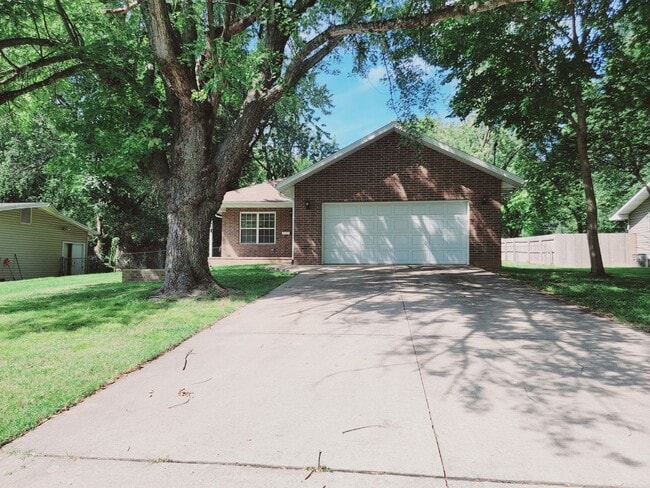2101 S Oak Grove Ave in Springfield, MO - Foto de edificio - Building Photo