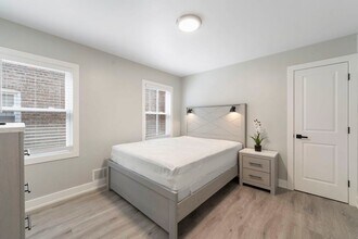 5347 W Gladys Ave, Unit 12 in Chicago, IL - Building Photo - Building Photo