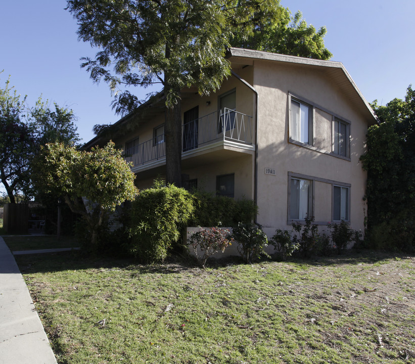 19411 Haynes St in Reseda, CA - Building Photo