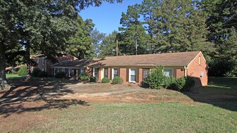 English Garden Apartments in Charlotte, NC - Building Photo