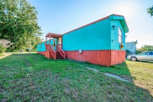 13202 Hilltop Ct in Willis, TX - Building Photo