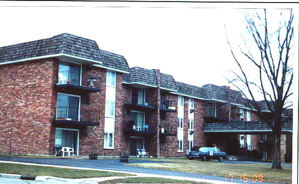 Chateau Lorraine in Wheaton, IL - Building Photo