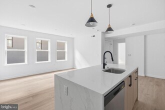 208 Vine St in Philadelphia, PA - Building Photo - Building Photo