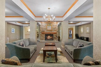Lakefront Manor Apartments and Villas in Oshkosh, WI - Building Photo - Building Photo