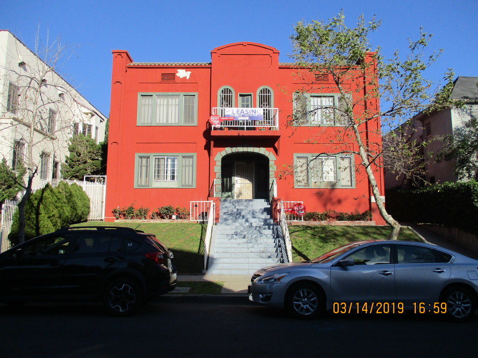 210 N Kenmore Ave in Los Angeles, CA - Building Photo