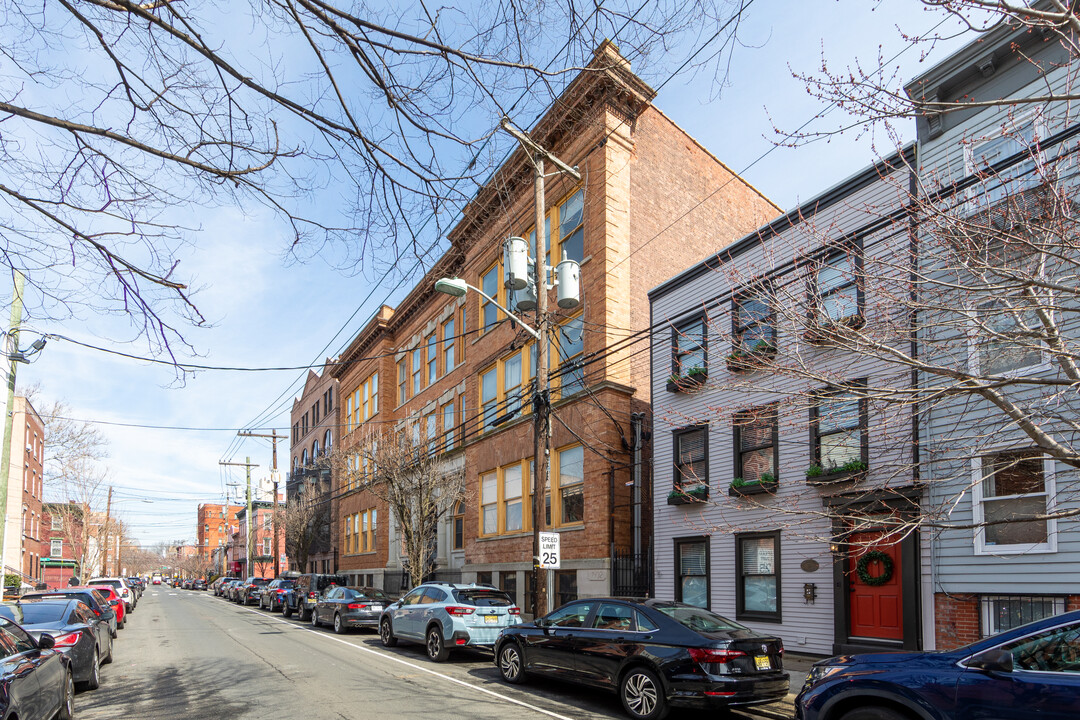 60 Erie St in Jersey City, NJ - Building Photo