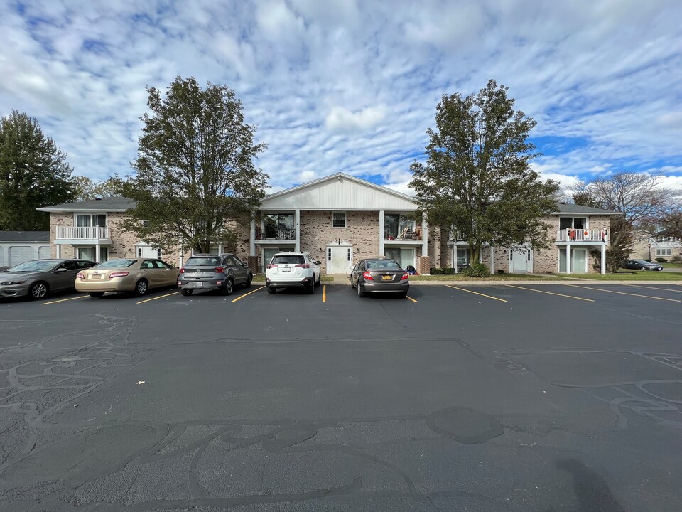 West Summerset Apartments in Amherst, NY - Building Photo