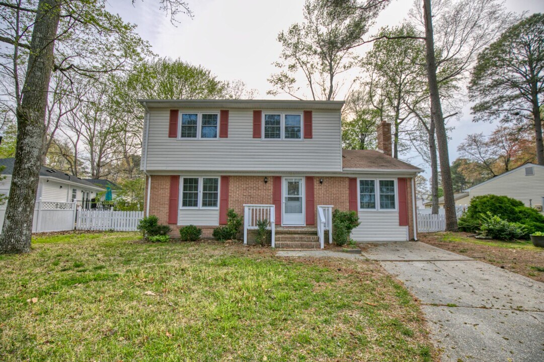 102 Queen Mary Ct in Williamsburg, VA - Building Photo