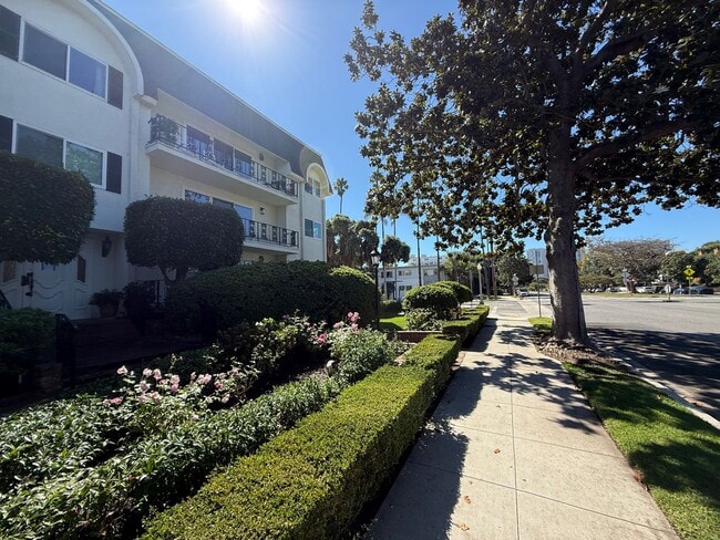 Welcome to 404 San Vicente — Prime Santa M in Santa Monica, CA - Building Photo - Building Photo