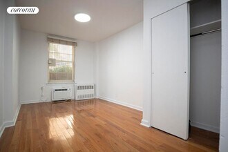 320 W 22nd St in New York, NY - Building Photo - Building Photo