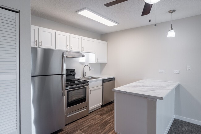 Sky at Bear Creek in Colorado Springs, CO - Foto de edificio - Interior Photo