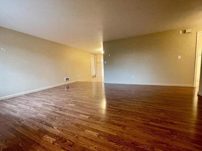 277 E First Ave in Sutherlin, OR - Building Photo - Building Photo