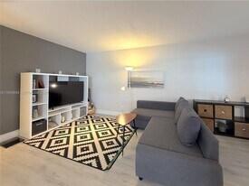 541 Blue Heron Dr in Hallandale Beach, FL - Building Photo