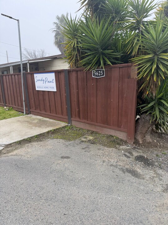 5625 Sandmound Blvd in Oakley, CA - Foto de edificio