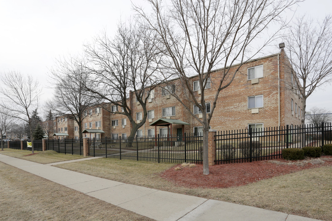 College Park Apartments in Addison, IL - Building Photo