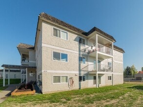 Pinegrove Apartments in Prince George, BC - Building Photo - Building Photo