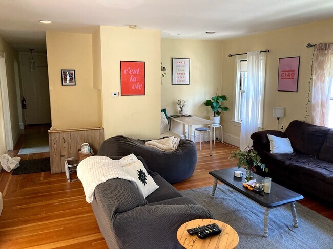 36 Beaconsfield Rd, Unit 2 in Brookline, MA - Building Photo - Building Photo