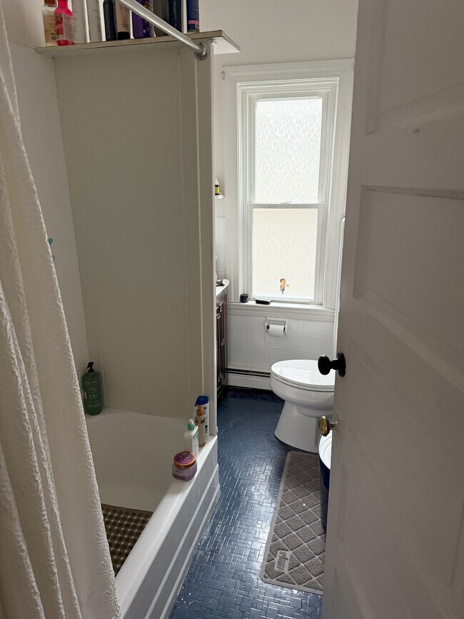 25 Villa Ave, Unit 1 in Cranston, RI - Building Photo - Building Photo