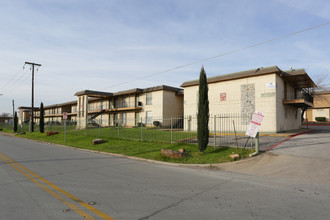 Sunrise Vista in Grand Prairie, TX - Foto de edificio - Building Photo