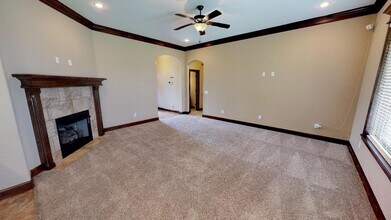328 Creekside Dr in Elgin, OK - Building Photo - Building Photo