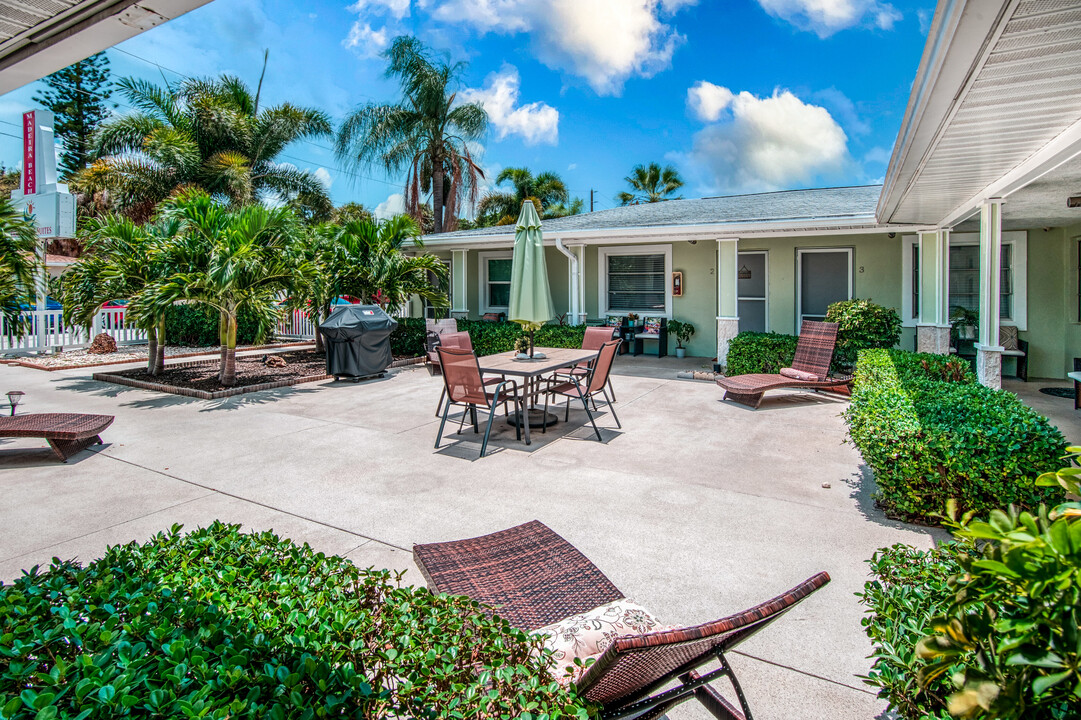 Park Shore Suites in Madeira Beach, FL - Building Photo