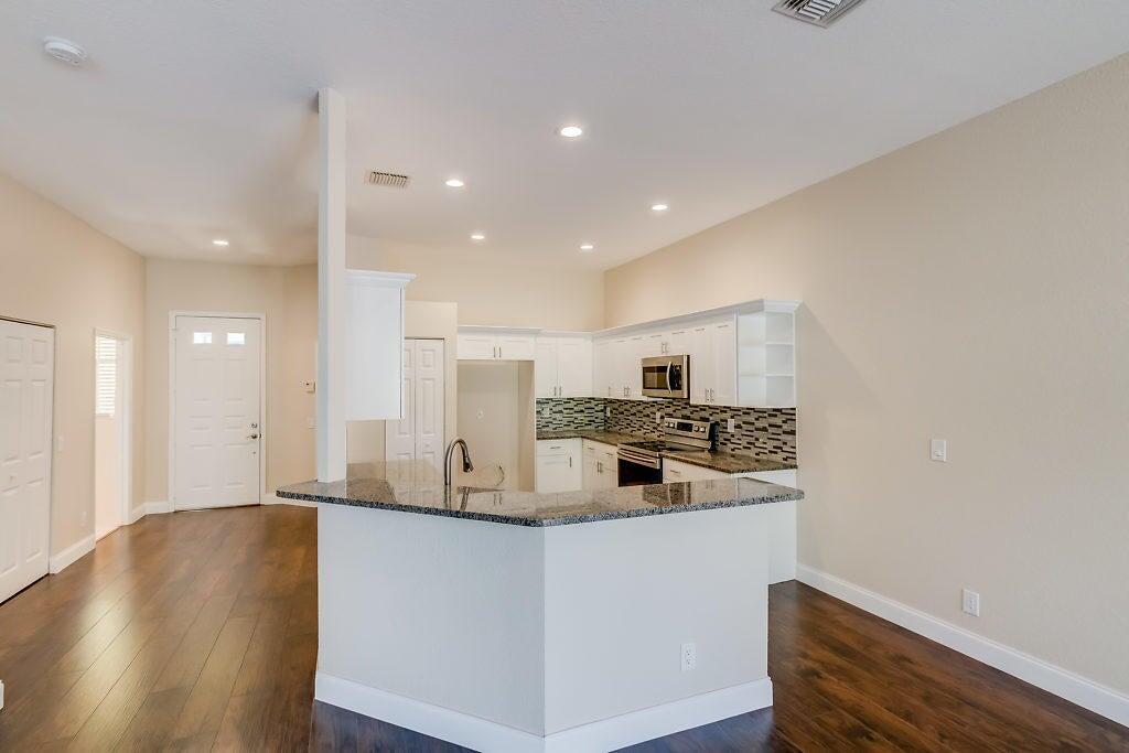117 Barefoot Cove in Hypoluxo, FL - Building Photo