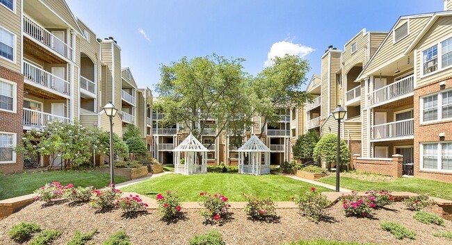 Sawyer Flats in Gaithersburg, MD - Foto de edificio - Building Photo