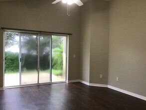 5831 Wrenwater Dr in Lithia, FL - Foto de edificio - Building Photo