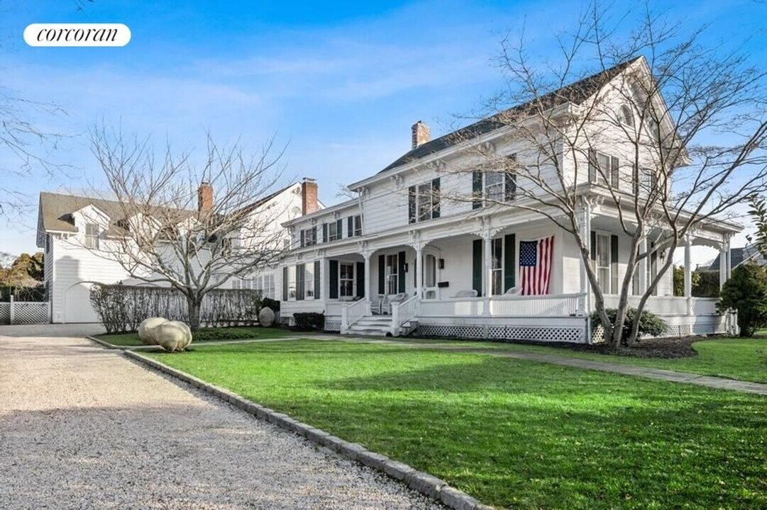 90 S Main St in Southampton, NY - Building Photo