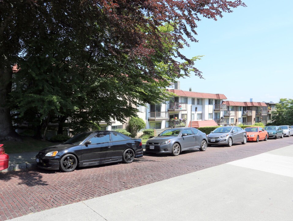 2131 W 3rd Ave in Vancouver, BC - Building Photo