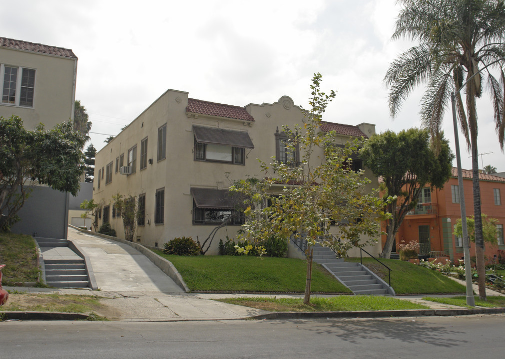 132 N Kenmore Ave in Los Angeles, CA - Building Photo