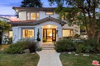 2027 Canyon Dr in Los Angeles, CA - Building Photo - Building Photo